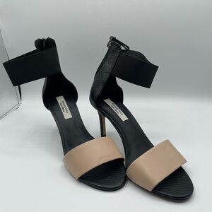 Simply Vera Vera Wang, Black and Tan heels, ankle strap back zip, size 6